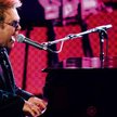 Ogólnoświatową sprzedaż albumów Eltona Johna szacuje się na 250 milionów, co zapewnia mu rangę The B