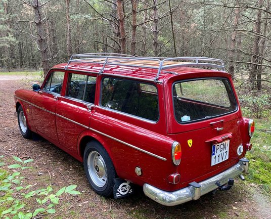 W Amazonie kombi, piąte drzwi były podzielone horyzontalnie na wzór amerykańskich samochodów.