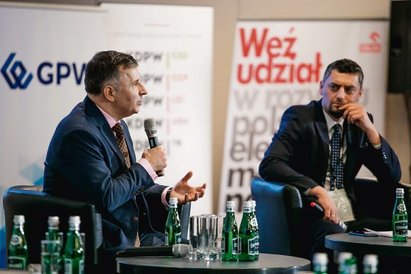 Zbigniew Jagiełło (z lewej), prezes PKO BP, w rozmowie z Andrzejem Stecem, redaktorem naczelnym „Par