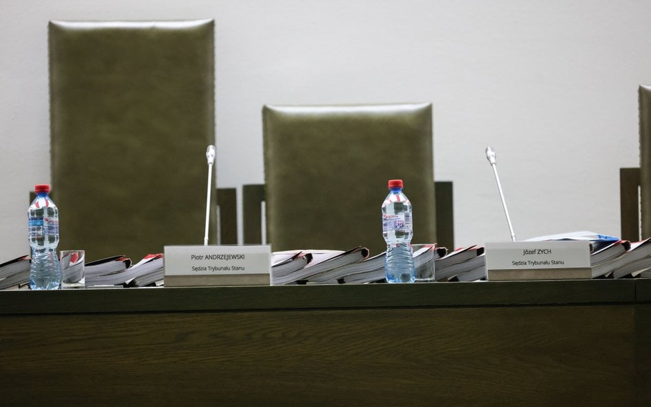 Miejsce prowadzącego posiedzenie Trybunału Stanu sędziego Piotra Andrzejewskiego (L) na sali rozpraw