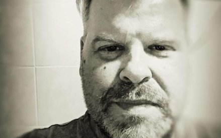 Dziennikarz, redaktor działu ekonomicznego „Rzeczpospolitej”. Miał 53 lata. Zmarł 28 października 20