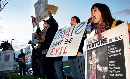 Demonstracja w Kalifornii przeciw współpracy Google’a z chińską cenzurą.