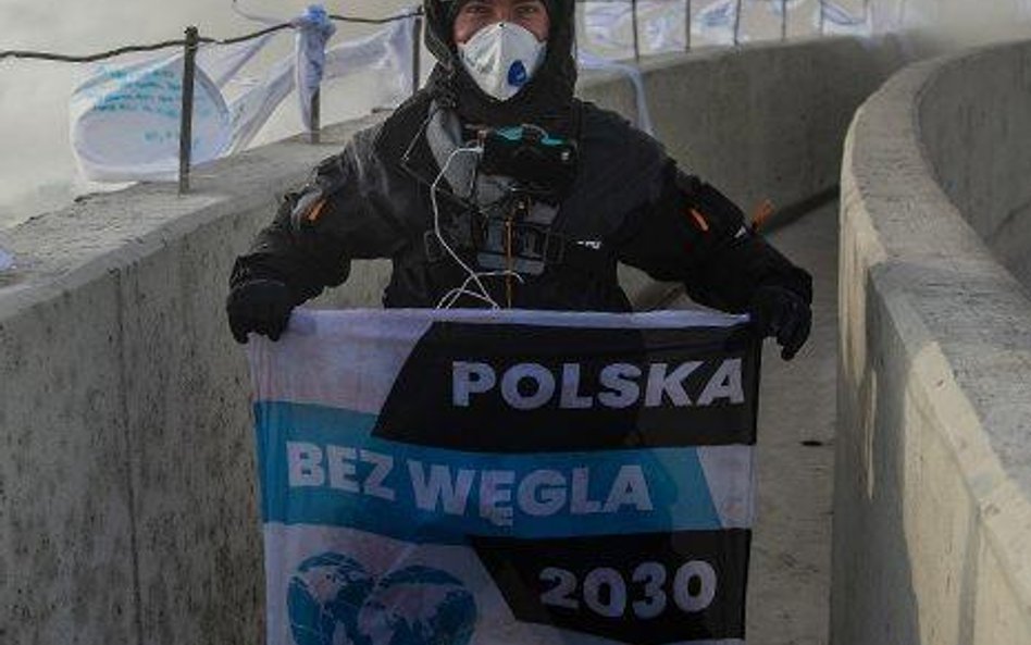 Aktywiści Greenpeace we wtorek i środę protestowali na kominie elektrowni w Bełchatowie