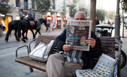 Jerozolima, 9 listopada, Izraelczyk czyta o wyborach amerykańskich w dzienniku ”Jedijot Achronot”.