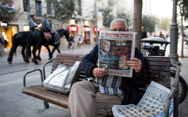Jerozolima, 9 listopada, Izraelczyk czyta o wyborach amerykańskich w dzienniku ”Jedijot Achronot”.
