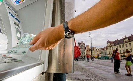 Zwrot prowizji za służbową wypłatę gotówki z bankomatu a PIT pracownika