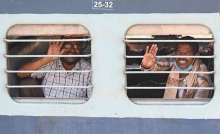 Indie: Po siedmiu tygodniach znów zaczną kursować pociągi