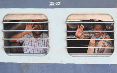 Indie: Po siedmiu tygodniach znów zaczną kursować pociągi