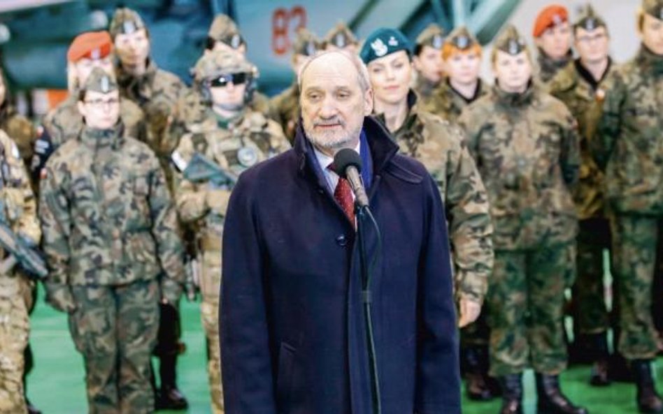 Antoni Macierewicz zdecydował o zamknięciu programu „Mikrofala”. NIK uznała, że decyzja szefa MON by