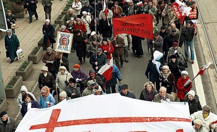 Marsze w obronie stacji odbywają się od pół roku w całej Polsce. Na zdjęciu protest w Szczecinie 3 m