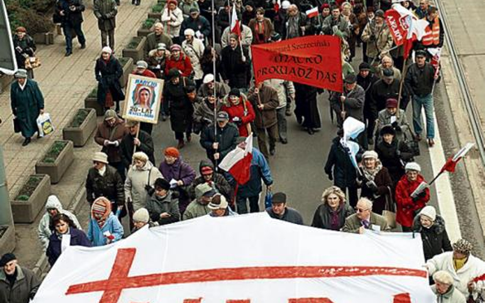 Marsze w obronie stacji odbywają się od pół roku w całej Polsce. Na zdjęciu protest w Szczecinie 3 m