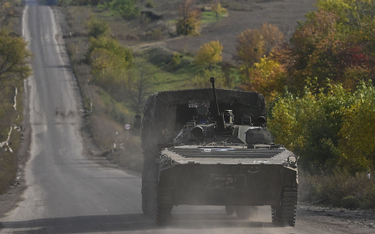 Ukraińska ciężarówka holuje bojowy wóz piechoty porzucony przez Rosjan