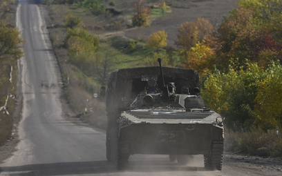 Ukraińska ciężarówka holuje bojowy wóz piechoty porzucony przez Rosjan