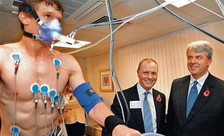 W Glenfield Hospital prof. Bryan Williams (w środku) testuje nowatorskie metody diagnostyczne