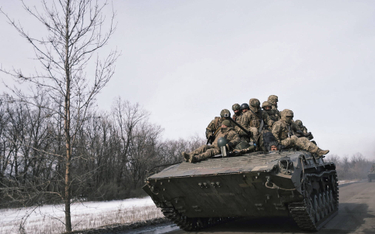 Ukraińscy żołnierze na transporterze opancerzonym na drodze w Bakhmucie, 24 lutego 2023 r.