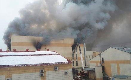 Pożar w centrum handlowym w Rosji. By się ratować, skakali z okien