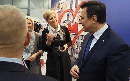 Stoisko Mazowsza zachwalała ministrowi Izabela Stelmańska z urzędu marszałkowskiego