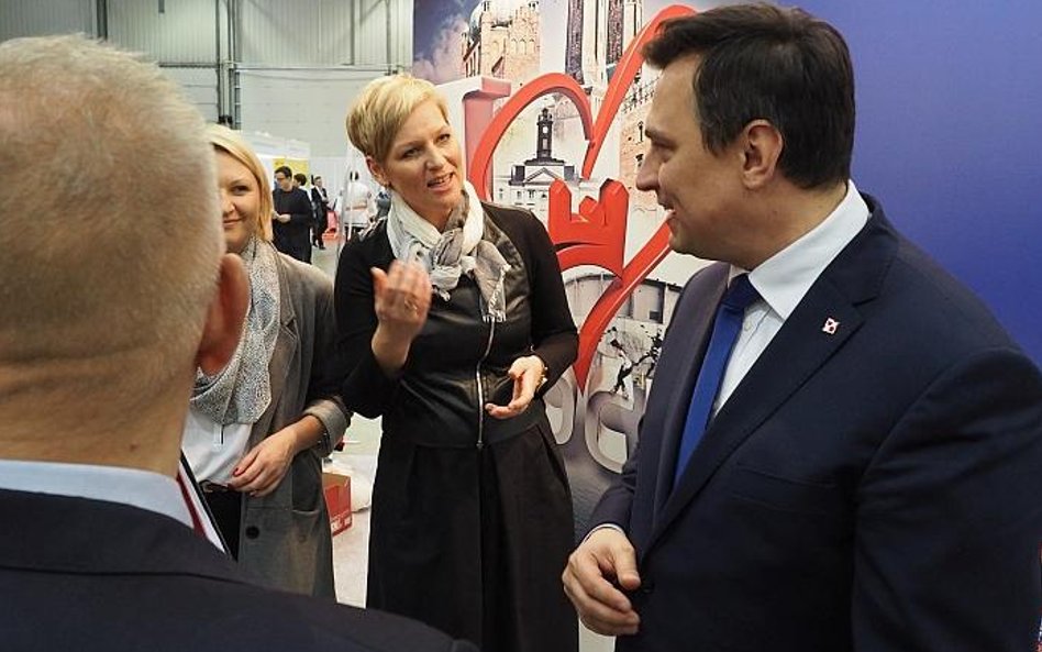 Stoisko Mazowsza zachwalała ministrowi Izabela Stelmańska z urzędu marszałkowskiego