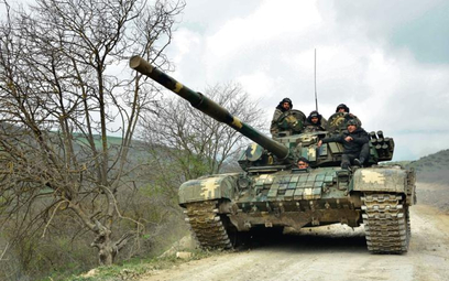 Czołg sił zbrojnych Górskiego Karabachu (z obsadą ormiańską) broni dostępu do Stepanakertu, stolicy 