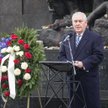 Sekretarz Stanu Rex Tillerson przed pomnikiem Bohaterów Getta w Warszawie