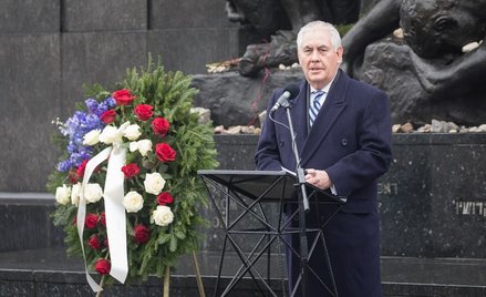Sekretarz Stanu Rex Tillerson przed pomnikiem Bohaterów Getta w Warszawie