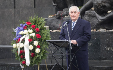 Sekretarz Stanu Rex Tillerson przed pomnikiem Bohaterów Getta w Warszawie