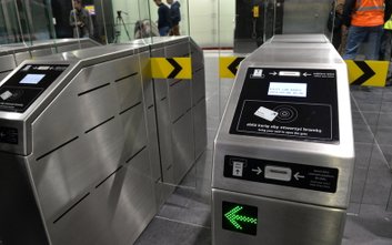 Bramki warszawskiego metra nie są w pełni dostosowane do nowoczesnych form biletów