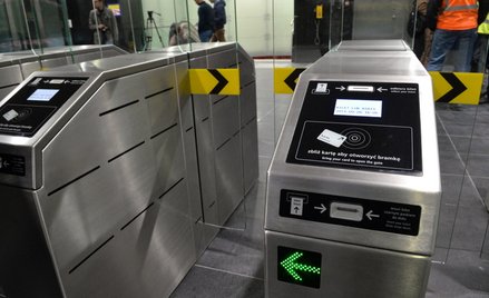 Bramki warszawskiego metra nie są w pełni dostosowane do nowoczesnych form biletów