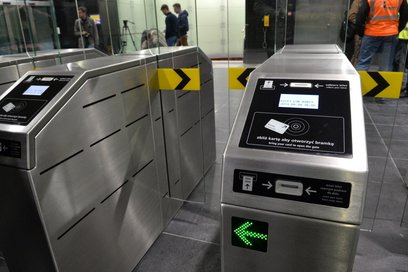 Bramki warszawskiego metra nie są w pełni dostosowane do nowoczesnych form biletów
