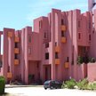 Muralla Roja to jeden z najbardziej znanych projektów Ricarda Bofilla, hiszpańskiego architekta.