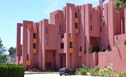 Muralla Roja to jeden z najbardziej znanych projektów Ricarda Bofilla, hiszpańskiego architekta.