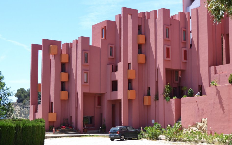 Muralla Roja to jeden z najbardziej znanych projektów Ricarda Bofilla, hiszpańskiego architekta.