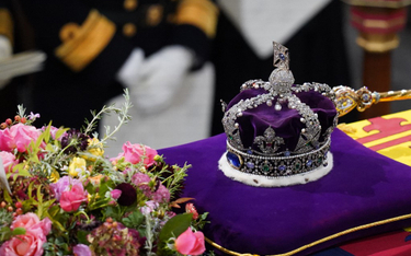 Brytyjska korona państwowa, umieszczona na trumnie Elżbiety II.