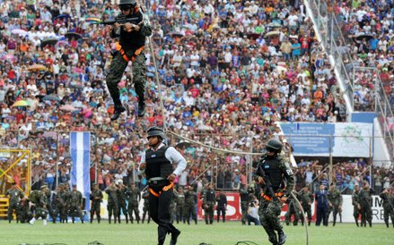 Członkowie Żandarmerii Wojskowej biorą udział w obchodach 194-tej rocznicy niepodległości Hondurasu 