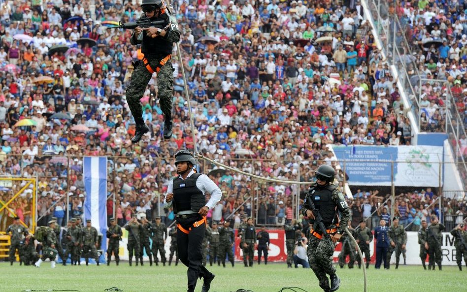 Członkowie Żandarmerii Wojskowej biorą udział w obchodach 194-tej rocznicy niepodległości Hondurasu 