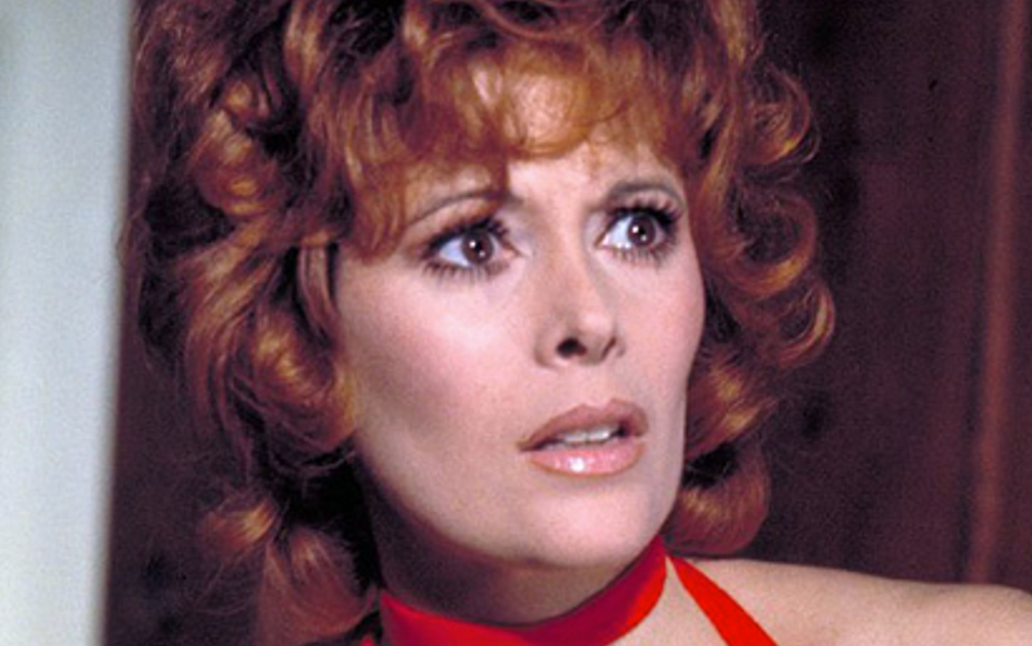 Jill St. John jako Tiffany Case Tiffany Case jest przemytniczką diamentów. James Bond poznaje ją w A
