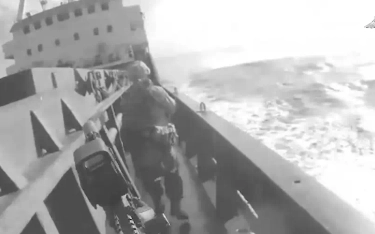 Rosyjscy żołnierze na pokładzie statku Sukra Okran