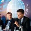 Ryszard Petru, (od prawej) partner w PwC oraz Krzysztof Pawiński, prezes Grupy Maspex zastanawiają s