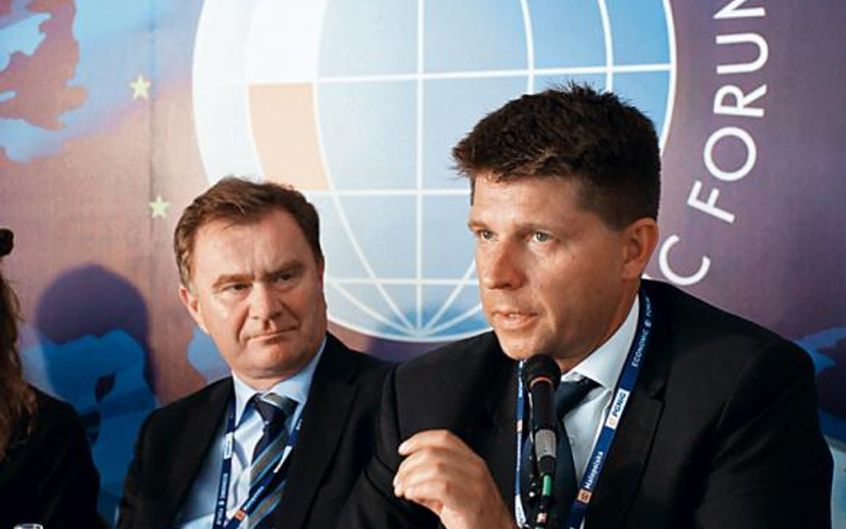 Ryszard Petru, (od prawej) partner w PwC oraz Krzysztof Pawiński, prezes Grupy Maspex zastanawiają s