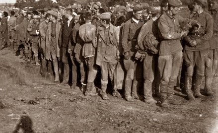 Sowieccy żołnierze wzięci do niewoli. 1941 r.