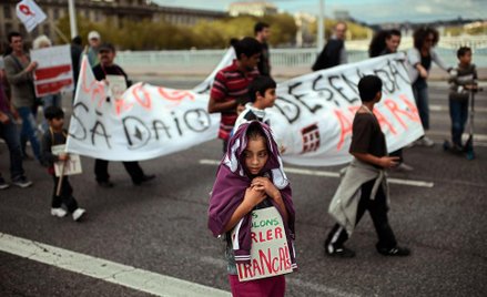 Dziewczynka protestuja?ca przeciw deportacji z Francji niesie napis: „Chcemy mo?wic? po francusku”