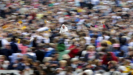 Papież Franciszek na cotygodniowej audiencji na pl. św. Piotra w Watykanie, fotografia z 30 września