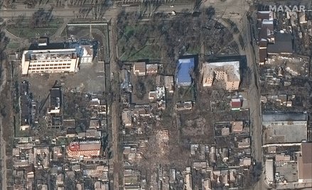 Rosjanie prowadzą serię nalotów na Mariupol. Na zdjęciach satelitarnych widać skalę zniszczeń