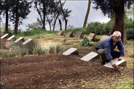 Jean-Marie opiekuje się ziemią, którą kiedyś uprawiali mnisi i dba o groby braci trapistów. Ogrody k