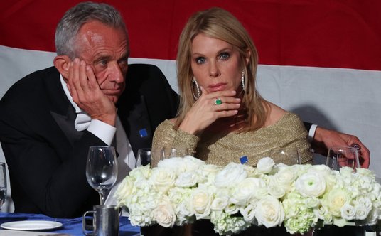 Były kandydat na prezydenta Robert F. Kennedy Jr. i jego żona Cheryl Hines słuchają, jak republikańs