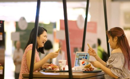 KFC dodaje palec do zamówienia. Sztuczny i przydatny