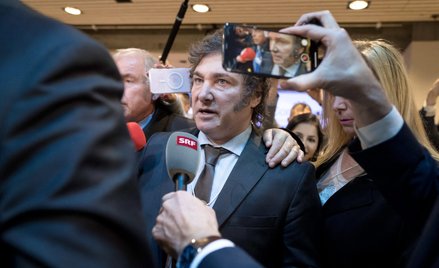 Argentyński prezydent Javier Milei obiecywał Argentyńczykom odbudowę gospodarki ich kraju, ale nie u