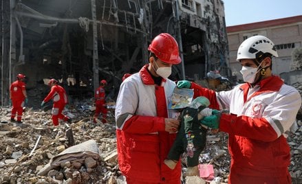 Ratownicy z Czerwonego Półksiężyca na miejscu jednego z ataków w Teheranie