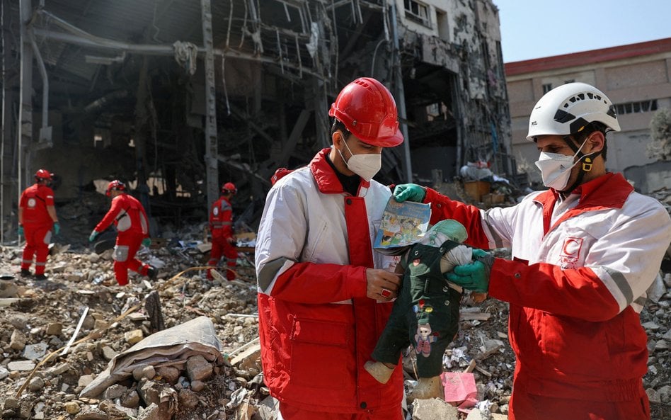 Ratownicy z Czerwonego Półksiężyca na miejscu jednego z ataków w Teheranie