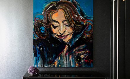 Portret Zahy Hadid w budynku One Thousand Museum w Miami, zaprojektowanym przez jej pracownię.